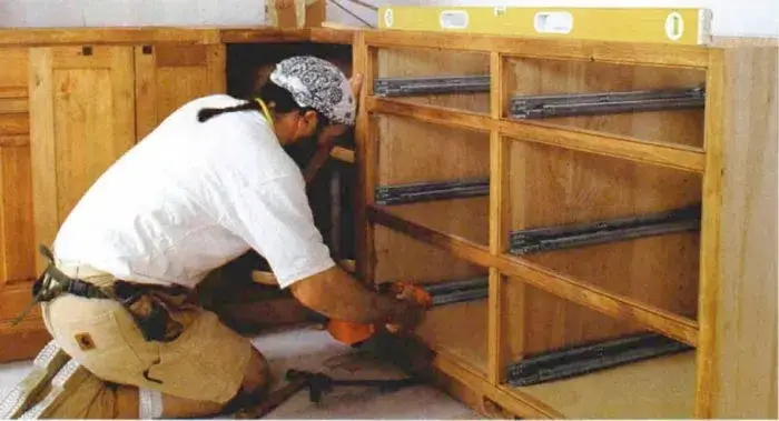 instaling kitchen cabinet